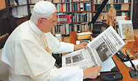 Der Heilige Vater liest den Osservatore Romano Der Heilige Vater liest den Osservatore Romano