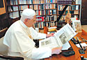 Papst Benedikt XVI. beim Lesen des L�Osservatore Romanos