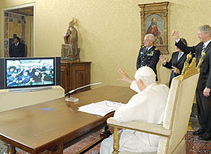 Der Papst richtet einen Blick ins Universum Der Papst richtet einen Blick ins Universum