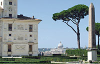 Schmuckstück vor der Gartenfassade der Villa Medici