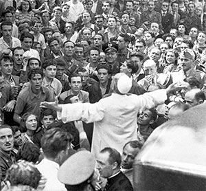 Inmitten der Trümmer kniete Pius XII. nieder und betete Inmitten der Trümmer kniete Pius XII. nieder und betete