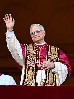 Papst Leo XIV. bei der Begrung der Glubigen im Petersdom