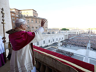 Papst Leo XIV. bei der Begrung der Glubigen im Petersdom